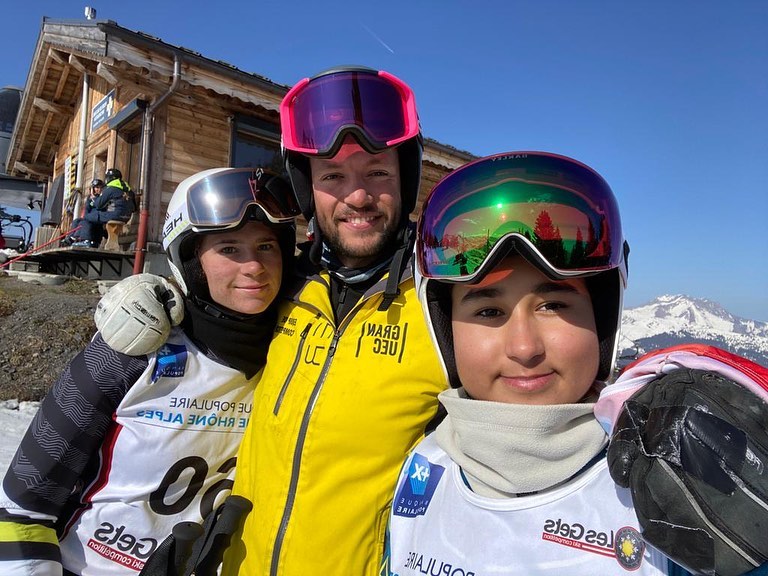 Aquest cap de setmana passat, la @ada_buyukbay i la @carla.munsaa van viure la seva primera experiència FIS als alps a la estació francesa de les Gets. Van aprendre, disfrutar de les bones condicions de la pista i rendir al seu nivell, millorant fins i tot els seus punts. La resta de l'equip va seguir entrenant preparant la recta final de la temporada. Som-hi equip!