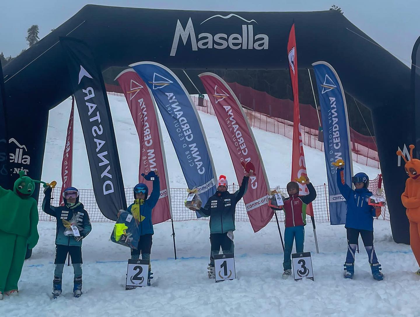 Aquest passat cap de setmana hem participat en el trofeu Cargol de Neu organitzat per el canm!
Volem agraïr tot l’esforç que es va realitzar per tirar cap endevant les curses, per sobre de les condiciones meteorologiques tant adverses que vem tenir! 🌧
Els resultats van ser els següents:
DISABTE cursa 1:
U10 nois:
Nil de Juan 5è💥
Arnau Lizàndara 7è 💥
Alan de Pablo 26è 💥 
Gil Riba 27è 💥
Román Pellisier DNF❌
DISABTE cursa 2:
U10 nois:
Nil de Juan 4rt 🍫
Alan de Pablo 18è💥
Román Pellisier 31💥
Gil Riba 33è💥
Arnau Lizàndara 36è💥
DIUMENGE:
U12 noies:
Georgina Franquesa 12ena💥
U12 nois:
Nicolas Pellisier 3r🥉
Jesus Gracia 17è💥
Matias Morales 37è💥
Ignacio Gallart DNF❌
Molt contents amb l’actitud d’aquest cap de setmana i els resultats començen a surtir!! SOM-HI nois!!💪🏽
Aquest cap de setmana que be ens traslladem a Vallter2000 per participar al Trofeu Marmota!⛷🎿💥💪🏽