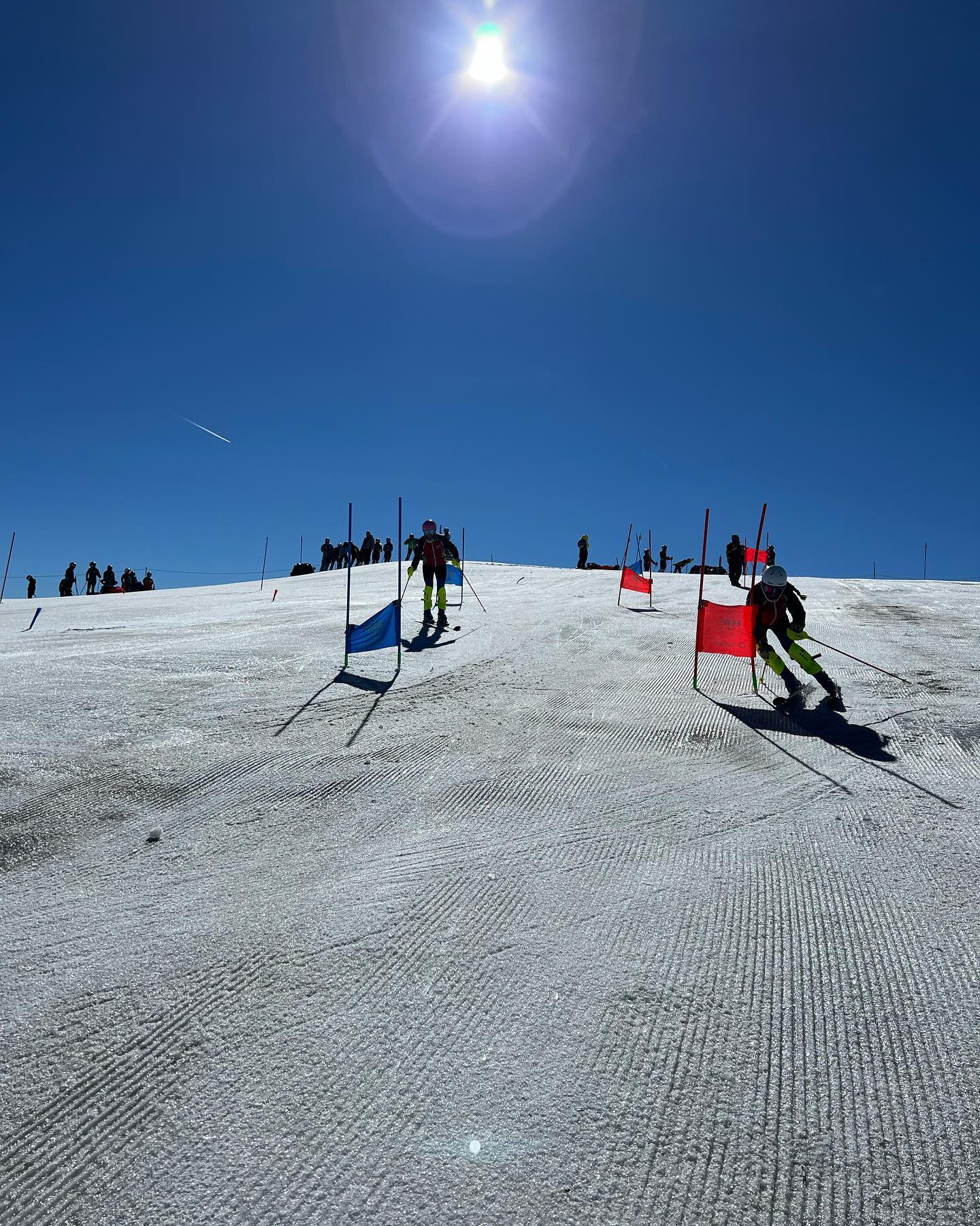 Primer estatge de pretemporada que s’ha hagut d’escorçar degut a les altes temperatures que estem patint avui en dia. 
L’estació s’ha vist obligada a tancar degut a la poca neu acumulada durant l’hivern i les altes temperatures de la primavera.
Tot i així hem pogut treure 8 dies molt productius amb 5 dies de GS i 3 de SL. Molt contents de la feina realitzada de tot l’equip 💪🏼
Ara ens toca una setmana de físic als alps per acabar d’aprofitar els dies perduts en neu ✅